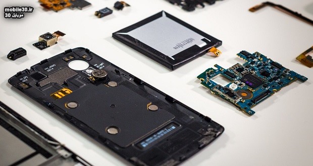 مشکلات سخت افزاری نتیجه افتادن گوشی موبایل در آب یا هر مایع دیگری 